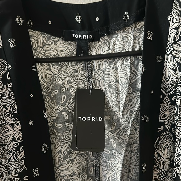 TORRID Challis Dolman Shirttail Kimono: BLACK/WHITE: NEW WITH TAGS: SIZE 2 - Picture 4 of 5